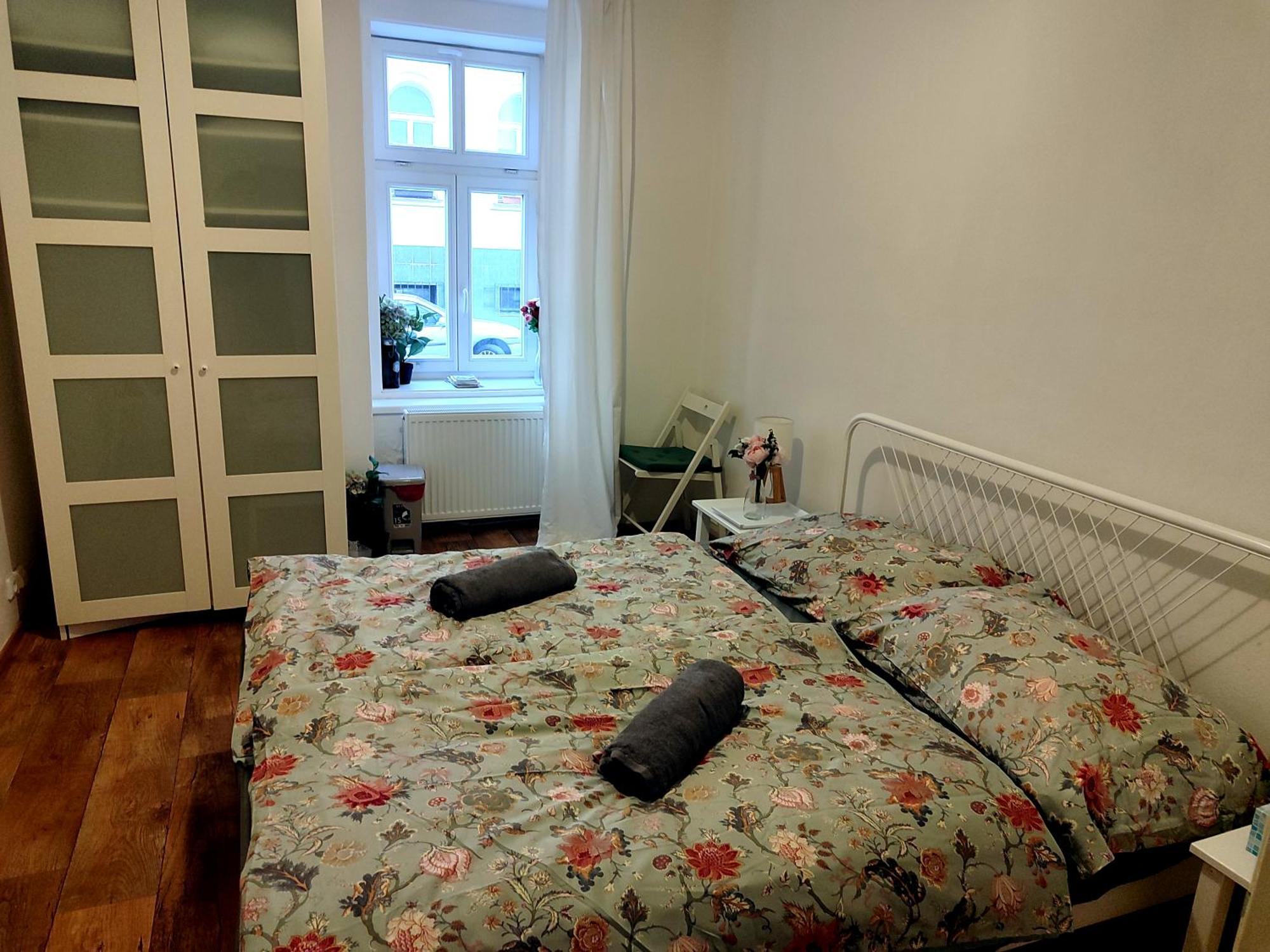 With Double Bed In Zizkov - Shared Bathroom Privatunterkunft Prag
